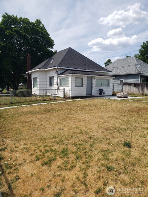 Photo of 2404 N Wall Street, Spokane, WA 99205 (MLS # 2549198)