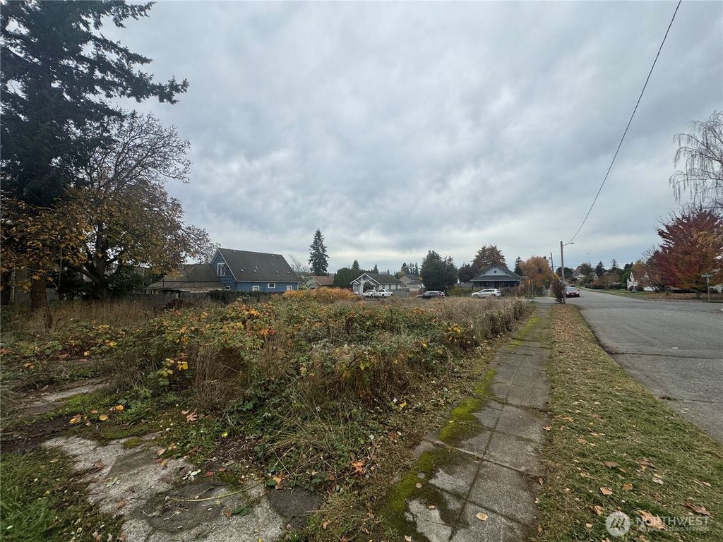 Photo of 2501 Highland Avenue, Everett, WA 98201 (MLS # 2451197)