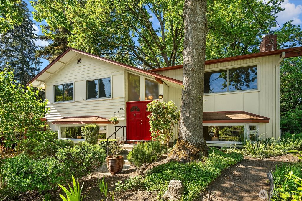 Photo of 200 154th Place SE, Bellevue, WA 98007 (MLS # 2528973)