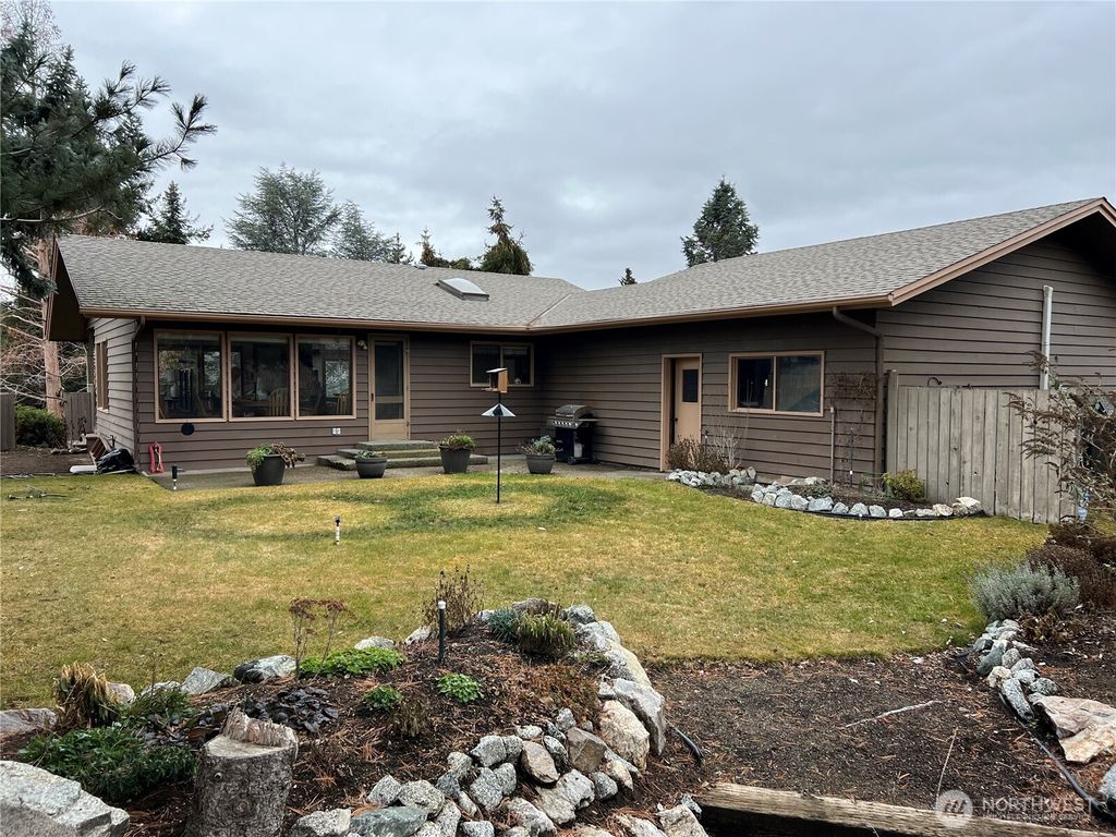 Photo of 1501 N Grover Avenue, East Wenatchee, WA 98802 (MLS # 2481149)