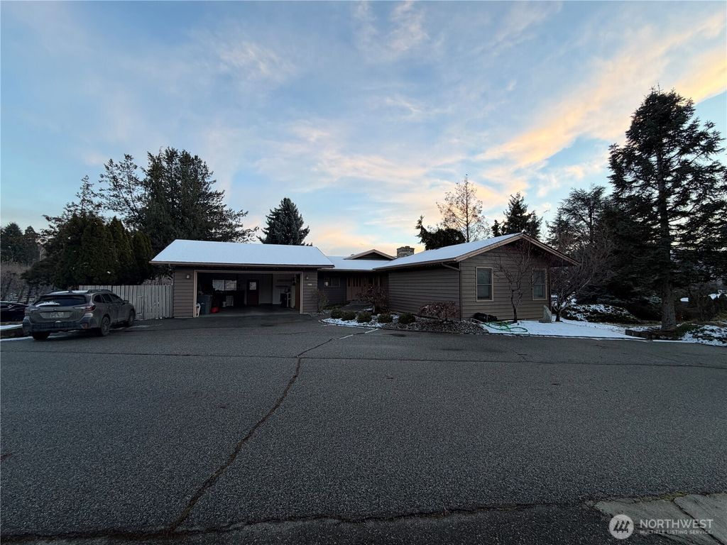 Photo of 1501 N Grover Avenue, East Wenatchee, WA 98802 (MLS # 2481149)