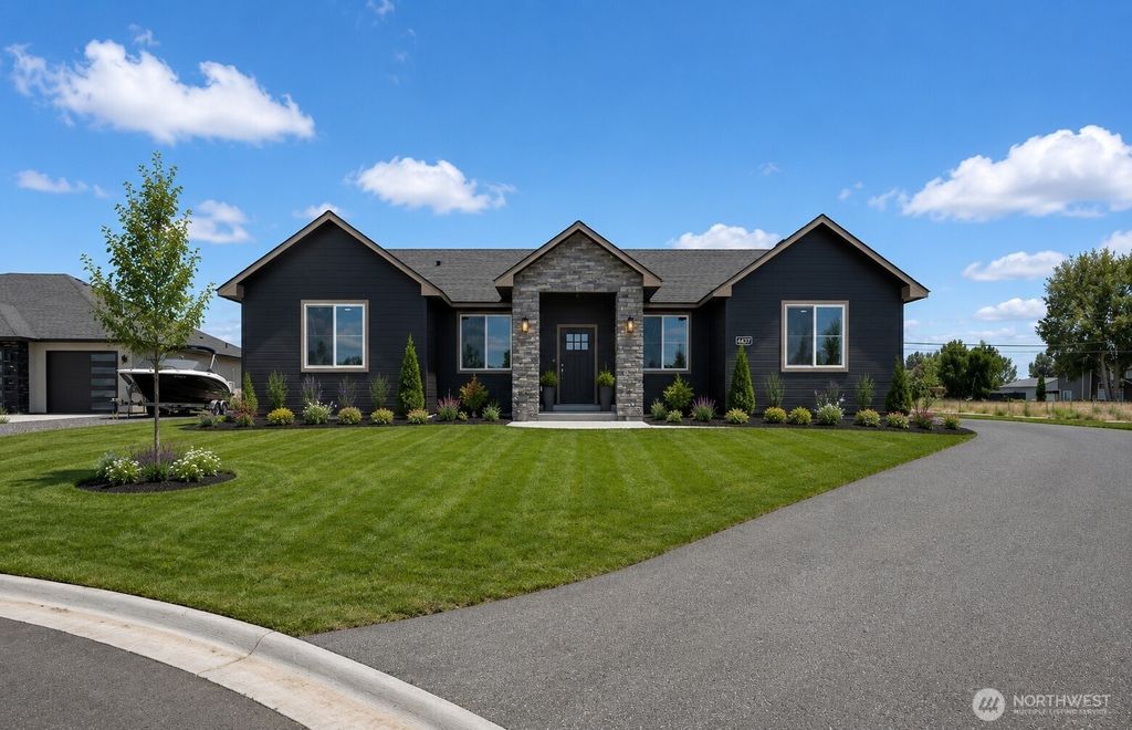 Photo of 6427 NE 2.05 Road, Moses Lake, WA 98837 (MLS # 2550107)