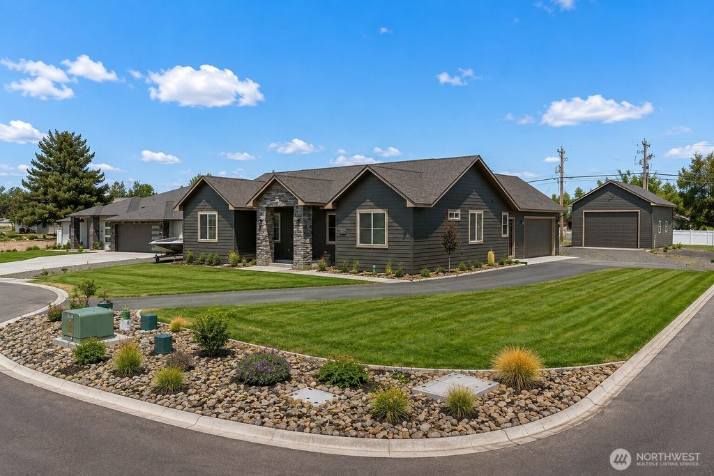 Photo of 6427 NE 2.05 Road, Moses Lake, WA 98837 (MLS # 2550107)