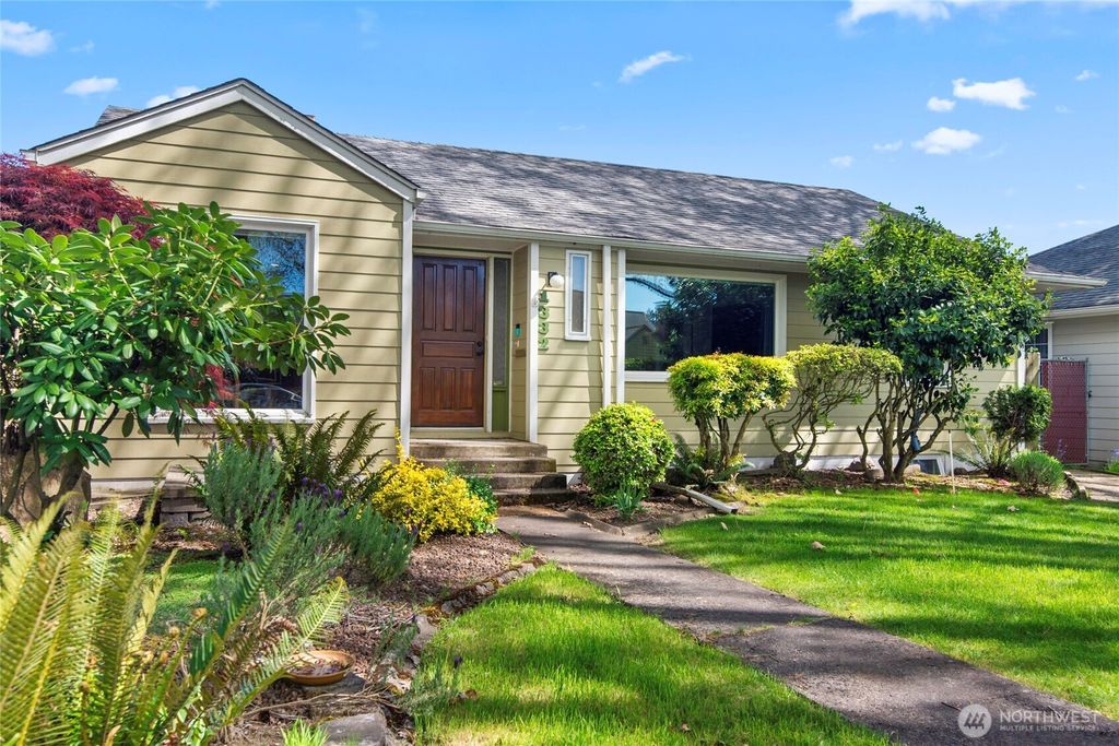Photo of 1332 22nd Avenue, Longview, WA 98632 (MLS # 2515076)