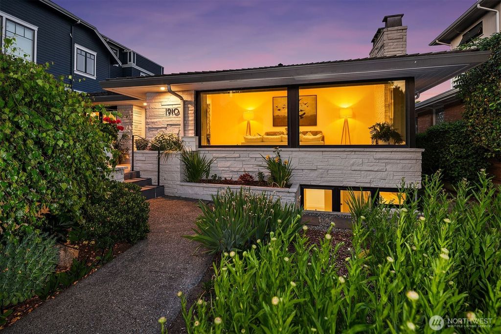 Photo of 1910 Edgemont Place W, Seattle, WA 98199 (MLS # 2389587)