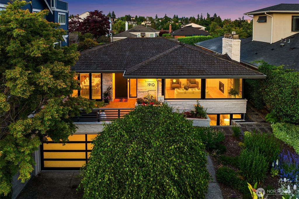 Photo of 1910 Edgemont Place W, Seattle, WA 98199 (MLS # 2389587)