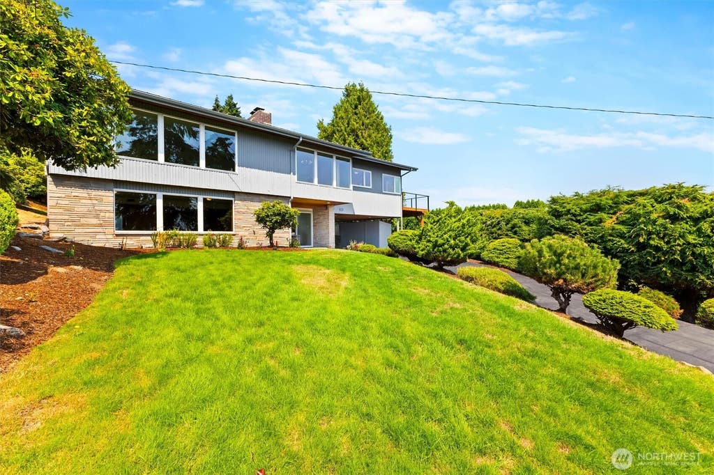 Photo of 5682 NE 180th St ST, Kenmore, WA 98028 (MLS # 2569682)