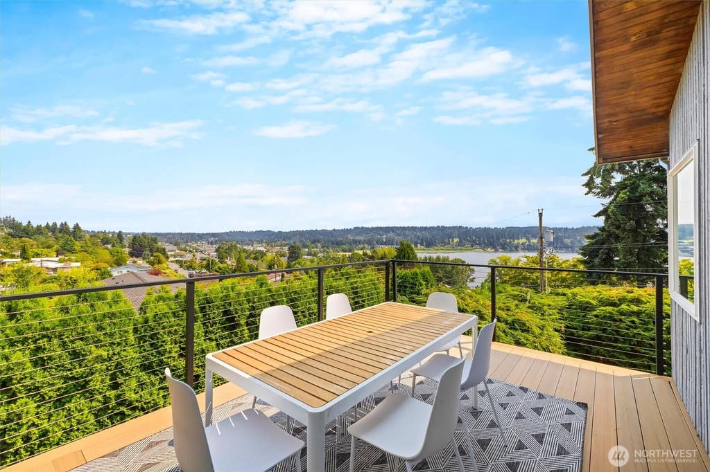 Photo of 5682 NE 180th St ST, Kenmore, WA 98028 (MLS # 2569682)