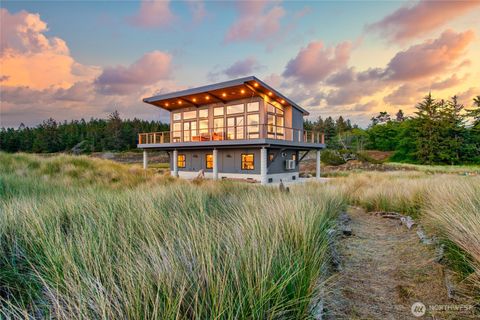 4749 Surfcrest Drive Oak Harbor WA 98277