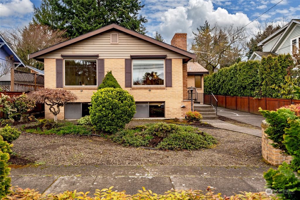 Photo of 6240 26th Avenue NE, Seattle, WA 98115 (MLS # 2046291)