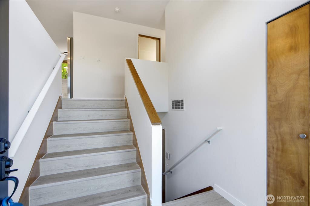 Photo of 2719 NE 4th Court, Renton, WA 98056 (MLS # 2562916)