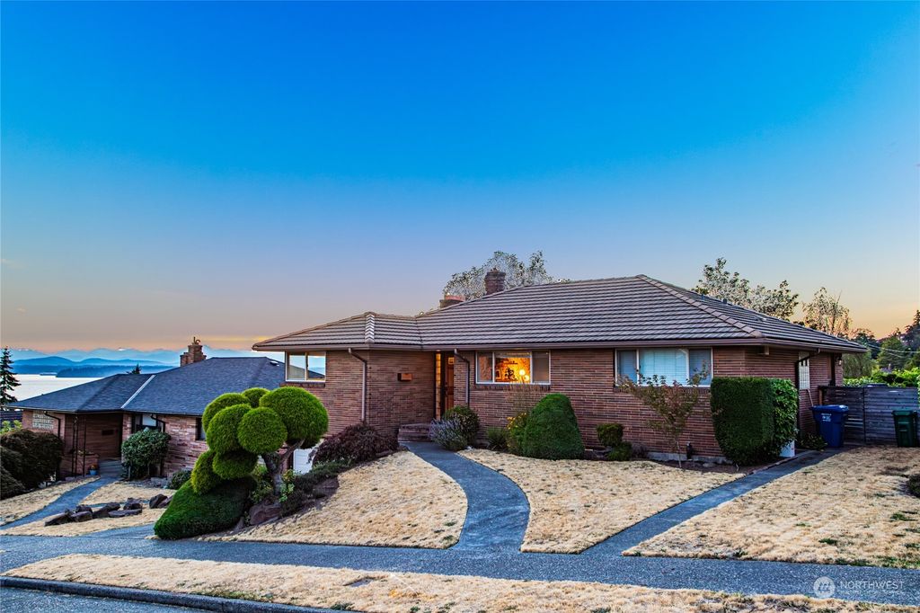 Photo of 4014 SW Henderson Street, Seattle, WA 98136 (MLS # 2268930)