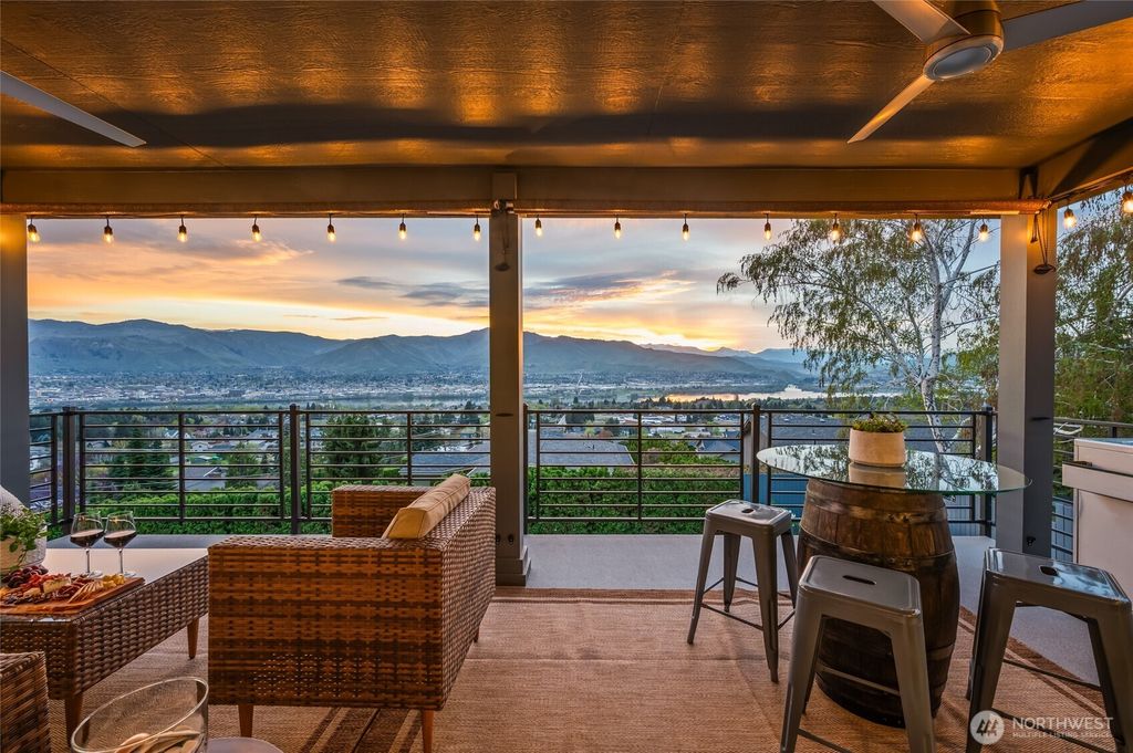 Photo of 521 23rd Street NE, East Wenatchee, WA 98802 (MLS # 2505070)