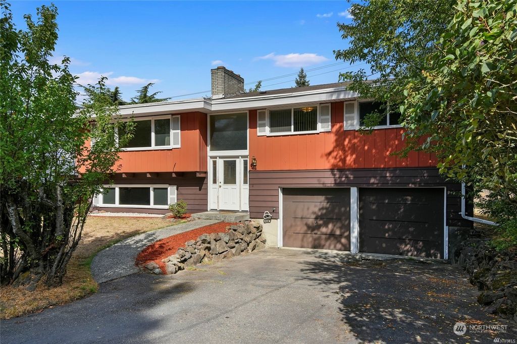 Photo of 648 SW 116th Place, Burien, WA 98146 (MLS # 2185200)