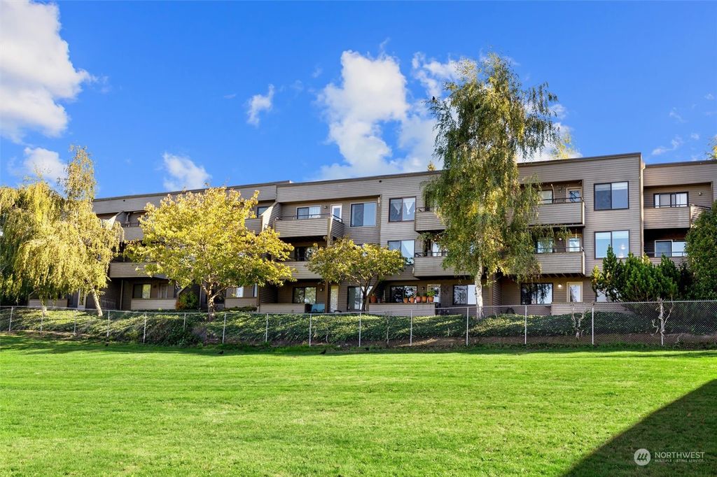 Photo of 4895 SW 76th Street #D401, Mukilteo, WA 98275 (MLS # 2173167)