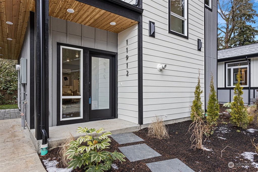 Photo of 11912 NE 67th Place, Kirkland, WA 98033 (MLS # 2043492)