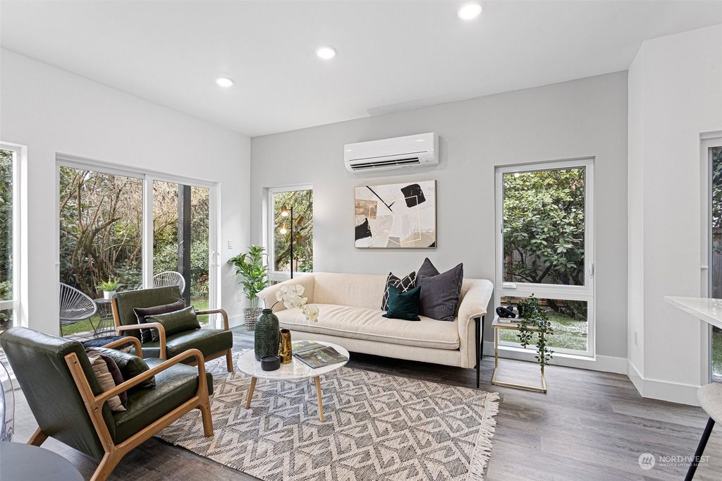 Photo of 11912 NE 67th Place, Kirkland, WA 98033 (MLS # 2043492)