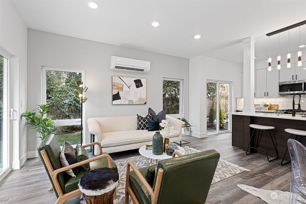 Photo of 11912 NE 67th Place, Kirkland, WA 98033 (MLS # 2043492)