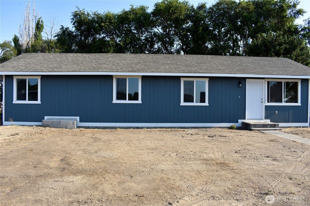 Photo of 9854 Apple Road NE Rd, Moses Lake, WA 98837 (MLS # 2492852)
