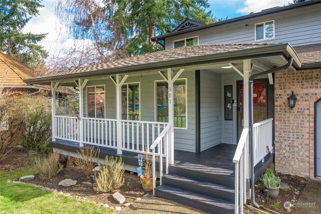 Photo of 301 SW 328th Street, Federal Way, WA 98023 (MLS # 2034414)