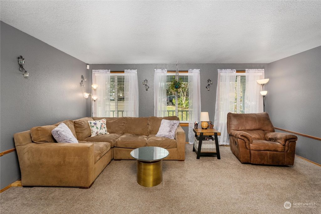 Photo of 301 SW 328th Street, Federal Way, WA 98023 (MLS # 2034414)