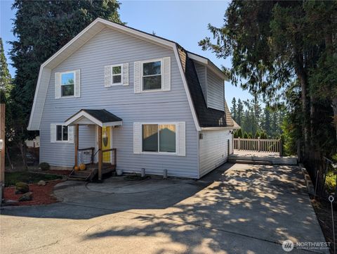 Photo of 1306 Mt. Brynion Street, Kelso, WA 98626 (MLS # 2436772)