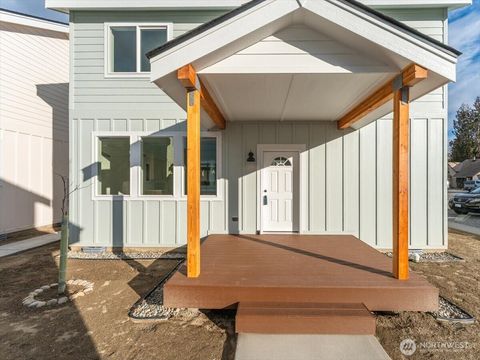 Photo of 415 E Okanogan Avenue, Chelan, WA 98816 (MLS # 2475953)