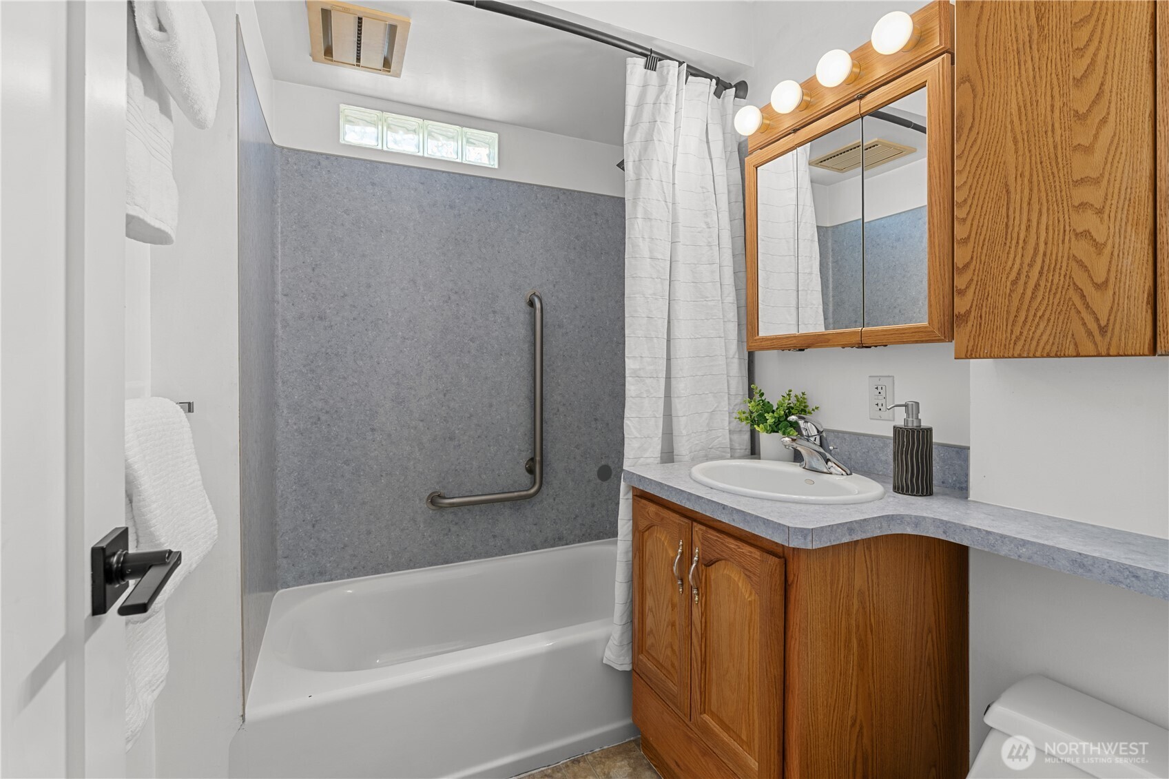 Seattle, Washington 98126, United States, 4 Bedrooms Bedrooms, ,2 BathroomsBathrooms,Residential,Active,177858