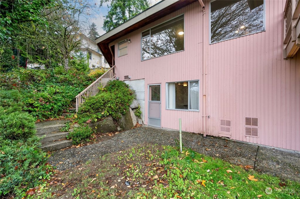 Photo of 11720 SE 77th Place, Newcastle, WA 98056 (MLS # 2314236)