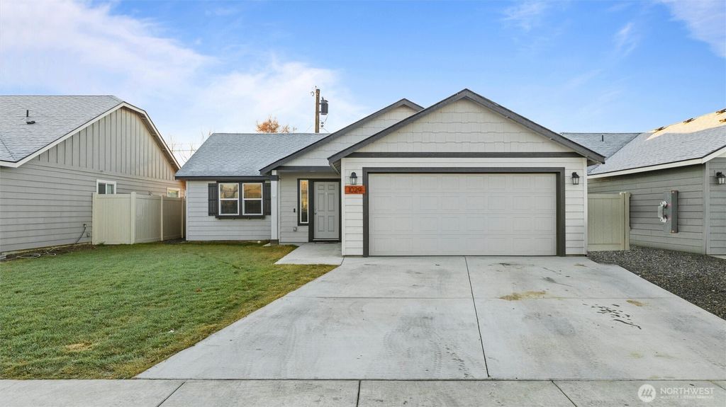 Photo of 1029 W Sequoia Road, Moses Lake, WA 98837 (MLS # 2472035)