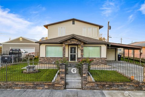 Photo of 2208 W Spruce St, Moses Lake, WA 98837 (MLS # 2455967)