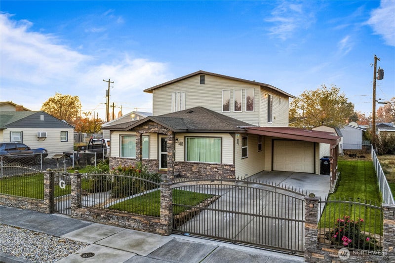 2208 W Spruce