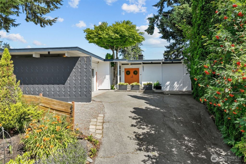 Photo of 6807 44th Street Court W, University Place, WA 98466 (MLS # 2547117)