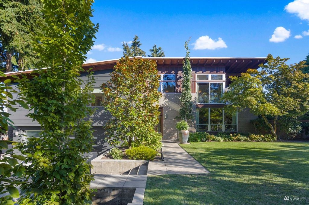 Photo of 7404 91st Avenue SE, Mercer Island, WA 98040 (MLS # 1992175)