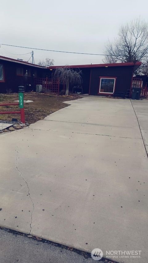 Photo of 533 Fairchild Loop, Moses Lake, WA 98837 (MLS # 2470530)