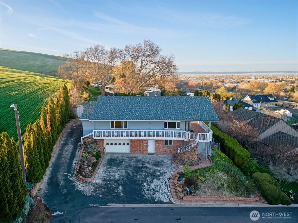 Photo of 226 Balm Avenue, Milton-Freewater, OR 97862 (MLS # 2498352)