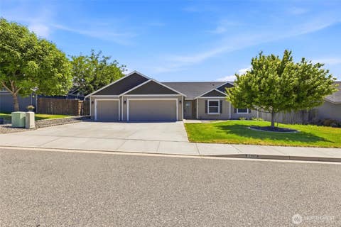 Photo of 2670 Hickory Avenue, West Richland, WA 99353 (MLS # 2554118)