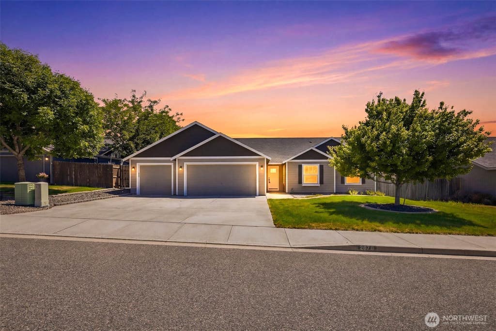 Photo of 2670 Hickory Avenue, West Richland, WA 99353 (MLS # 2554118)