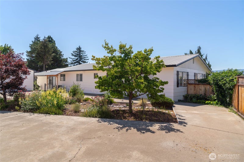 330 Sunnyslope Heights