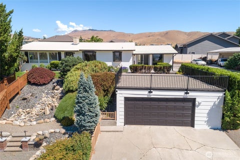 Photo of 330 Sunnyslope Heights RD, Wenatchee, WA 98801 (MLS # 2544639)