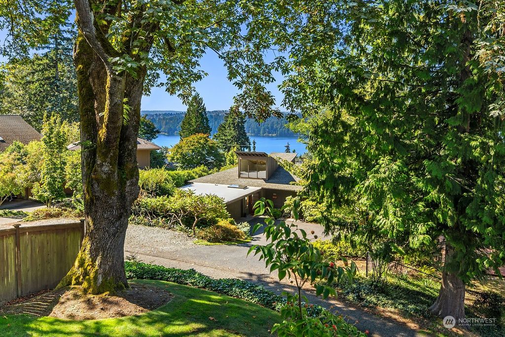 Photo of 8423 SE 46th Street, Mercer Island, WA 98040 (MLS # 2319235)