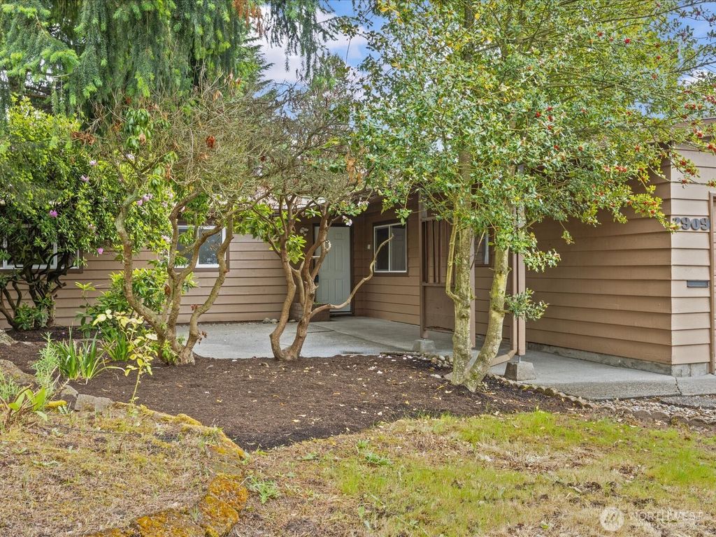 Photo of 2909 SW 116th Street, Burien, WA 98146 (MLS # 2365748)