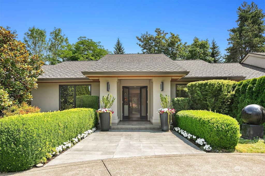 Photo of 8541 Hunts Point Lane, Hunts Point, WA 98004 (MLS # 2265619)