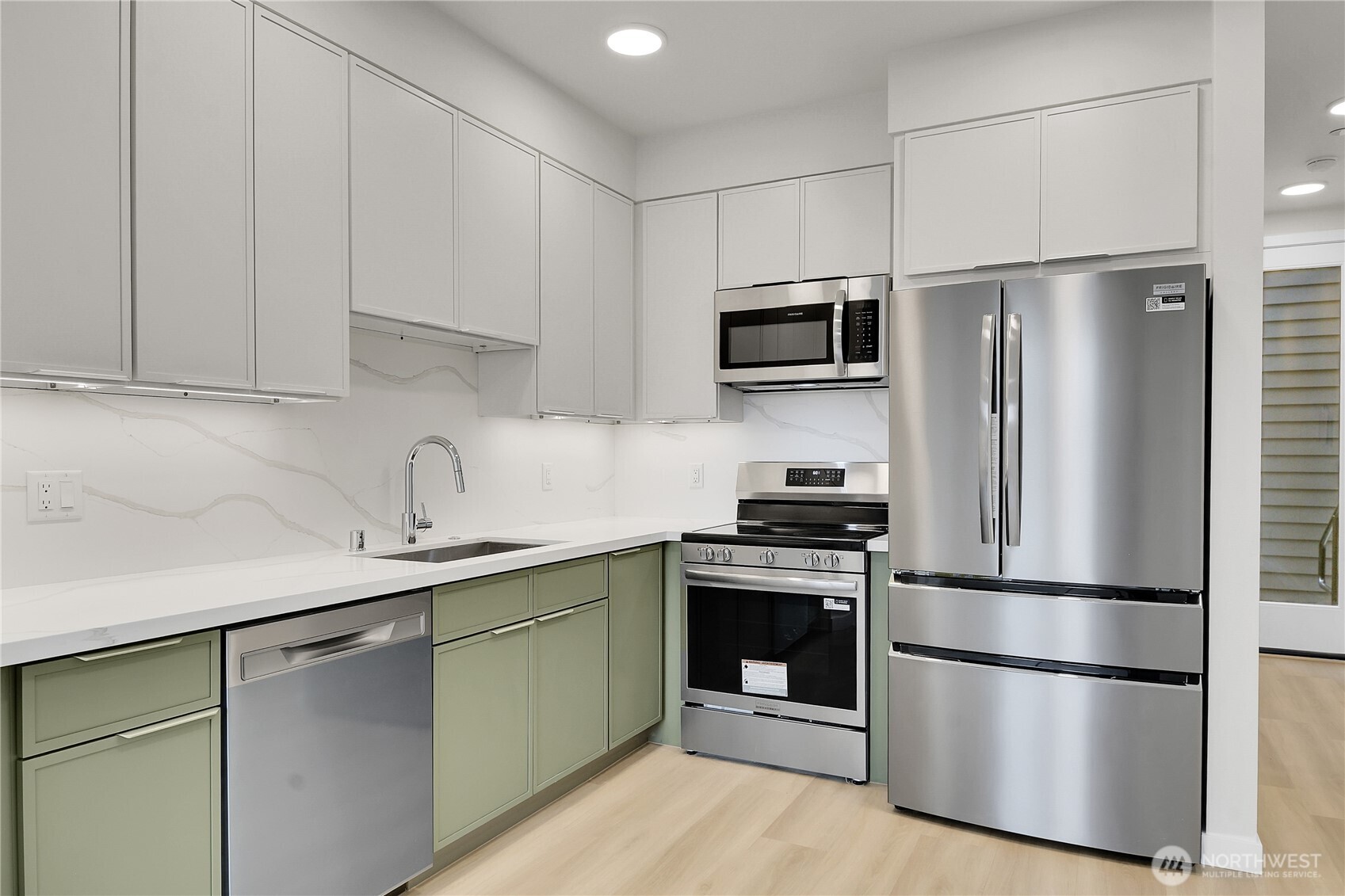 2372 Franklin Avenue E