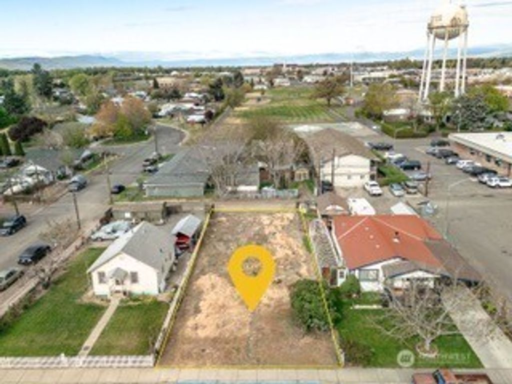 Photo of 315 S Beech Street, Toppenish, WA 98948 (MLS # 2509504)