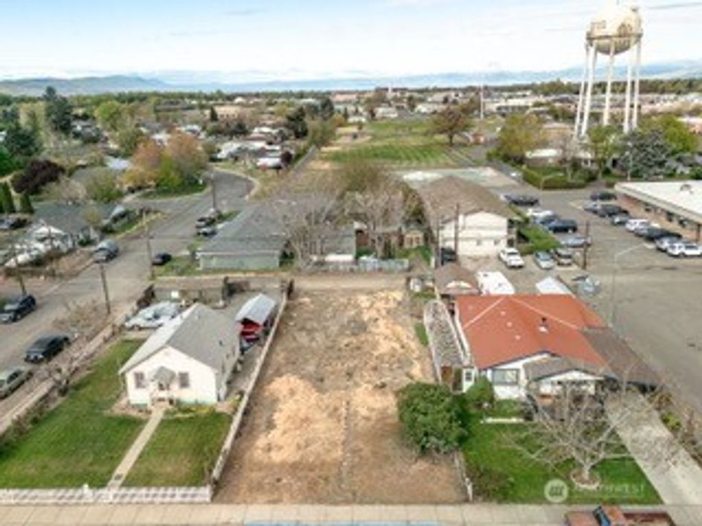 Photo of 315 S Beech Street, Toppenish, WA 98948 (MLS # 2509504)