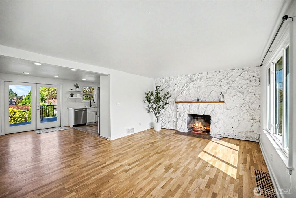 Photo of 622 N Howard Street E, Tacoma, WA 98406 (MLS # 2515814)