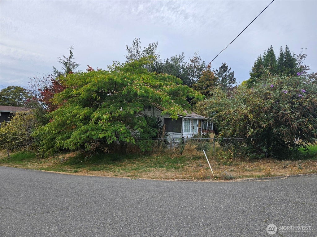 Photo of 15257 9th Avenue SW, Burien, WA 98166 (MLS # 2587690)