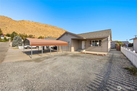 Photo of 122 Kelly Street, Pateros, WA 98846 (MLS # 2437857)