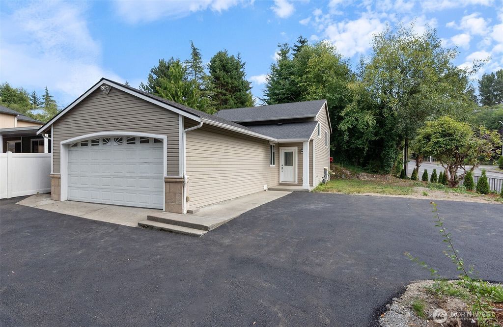 Photo of 5525 Glenwood Avenue, Everett, WA 98203 (MLS # 2421181)
